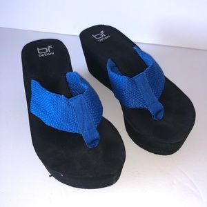 BETANI Blue platform thong sandal